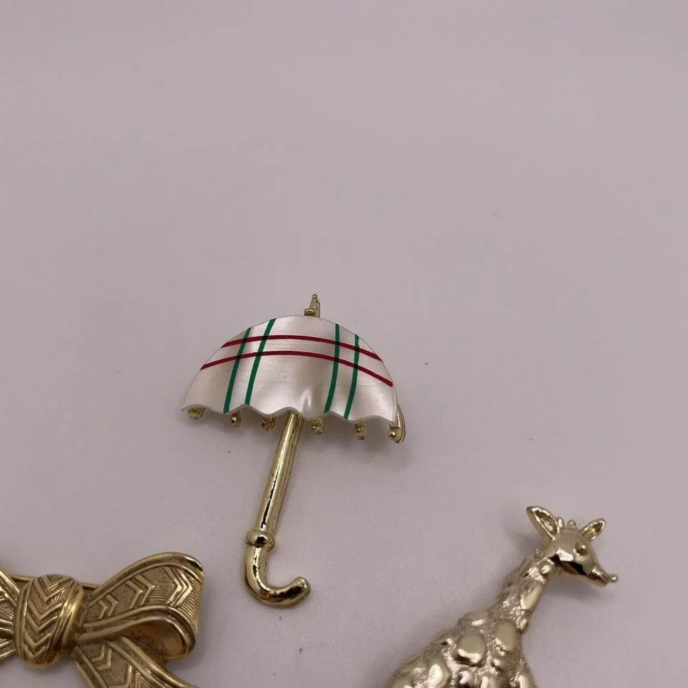 Lot Of 4 Women’s Gold Tone Brooch Pins Metal Bike, Giraffe, Umbrella, Bow - Picture 4 of 11